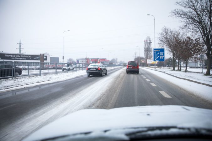 Vodiči, zvýšte pozornosť. Zľadovatelé cesty v Kežmarskom okrese môžu byť nebezpečné