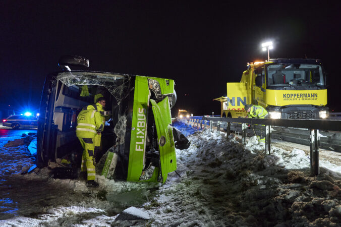 Autobus zišiel z diaľnice a následne sa prevrátil, nehoda si vyžiadala dve obete – FOTO