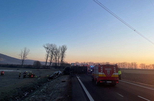 Pre vážnu dopravnú nehodu uzavreli cestu pri Drienovci, na mieste zasahoval aj záchranársky vrtuľník – FOTO