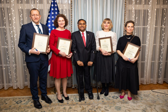 Americký veľvyslanec Gautam Rana odovzdal ceny za ochranu ľudských práv – FOTO