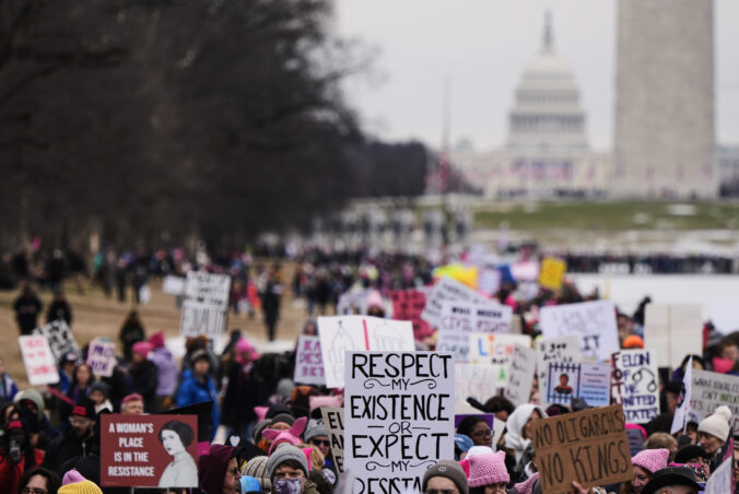 Proti chystanej politike Donalda Trumpa demonštrovali tisíce Američanov, poukázali na celý rad otázok