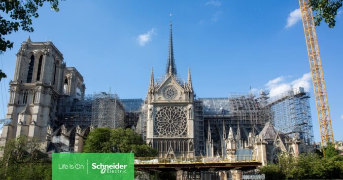 Parížsku Notre-Dame chránia najnovšie energetické systémy Schneider Electric