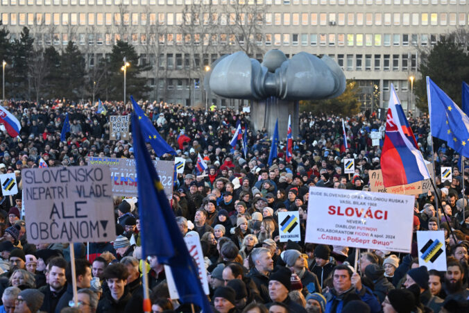 Združenie Reštart vyzýva na účasť na piatkových protestoch proti súčasnej politickej situácii v krajine, zhromaždenia podporujú aj expolitici Zala a Weiss