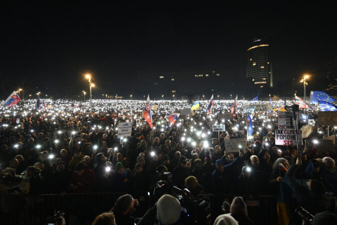 My sme Európa! a Dosť bolo Fica! kričalo viac ako 100-tisíc ľudí na protestoch v slovenských mestách – FOTO