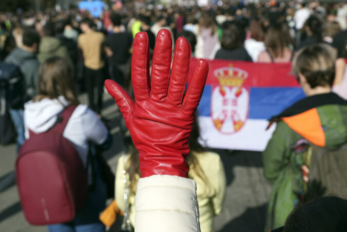 Protestujúci srbskí študenti zablokovali hlavnú cestnú križovatku v Belehrade