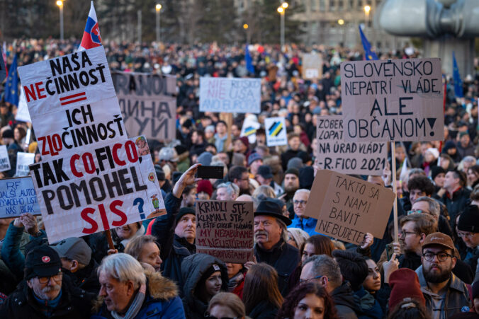 Na protivládnom proteste v Bratislave nebolo 60-tisíc ľudí, organizátori z Mier Ukrajine spresnili čísla – VIDEO, FOTO