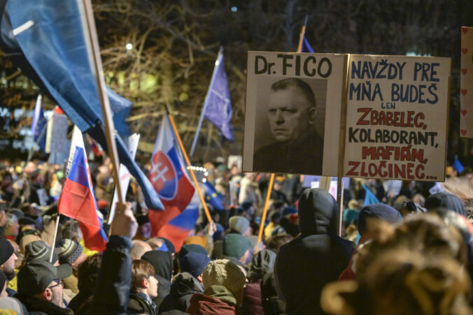 Zhromaždenia „Slovensko je Európa“ aj naďalej pokračujú, protesty prebiehajú vo viac ako 50 mestách – VIDEO, FOTO