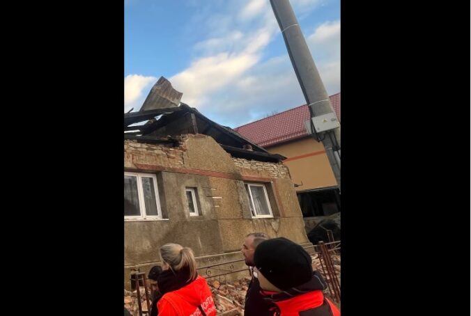 Požiar v Lomničke pripravil o strechu nad hlavou 50 ľudí, zasiahol viacero domácností – VIDEO