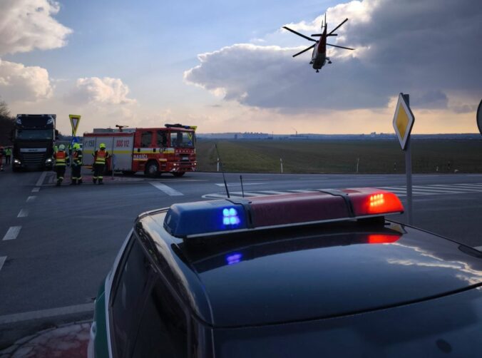 Pri Nitre sa zrazil autobus s autom, na mieste zasahoval aj vrtuľník – FOTO Pri Nitre sa zrazil autobus s autom, na mieste zasahoval aj vrtuľník – FOTO