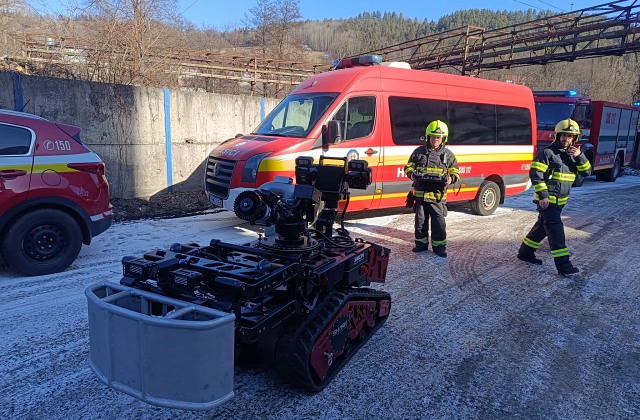 Hasiči zasahujú pri požiari výrobnej haly v obci Hronec, všetkých zamestnancov evakuovali – FOTO