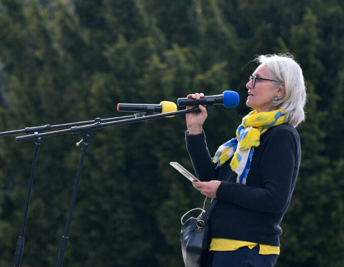 Poslanci hlavného mesta sa zastali svojej kolegyne Lucie Štasselovej zo združenia Mier Ukrajine aj práva na protesty