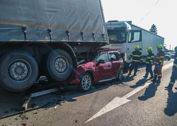 Na Prešovskej ulici v Košiciach sa stala dopravná nehoda, auto s matkou a dieťaťom zostalo zakliesnené medzi kamiónmi – FOTO