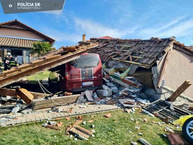 Z garáže zostali trosky. Výbuch propán-butánovej fľaše vážne zranil 45-ročného muža, do nemocnice ho transportoval vrtuľník – FOTO