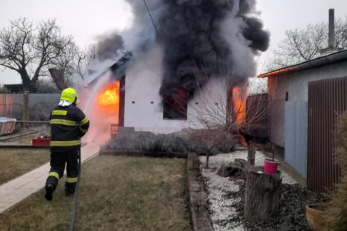 Hasiči v Trebišove zasahovali pri požiari letnej kuchyne, na miesto vyrazili s dvomi kusmi techniky – FOTO