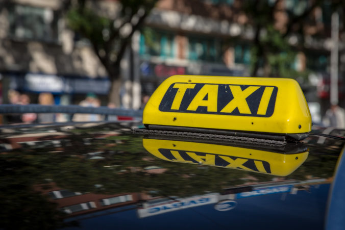 Na túto službu taxikár tak skoro nezabudne: Pri rodinnom dome ho muž napadol lopatou a vyhrážal sa mu mačetou