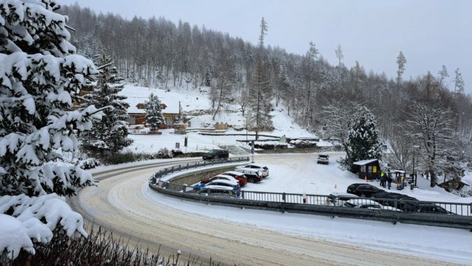 Sledované diaľničné úseky a rýchlostné cesty sú zjazdné, povrch vozoviek je suchý až mokrý