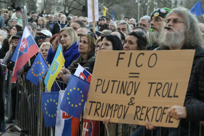 Protestujúci v Košiciach kričali „Dosť bolo Fica“, kritizovali Blahu aj Erika Kaliňáka – VIDEO, FOTO