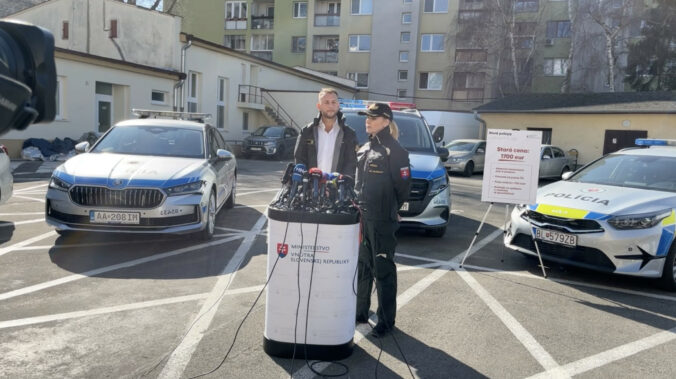 Šutaj Eštok predstavil nový dizajn policajných vozidiel, toto podľa neho predstavujú – VIDEO