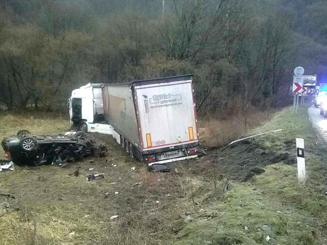 Čelná zrážka kamiónu s autom pod Strečnom si vyžiadala ľudský život – FOTO