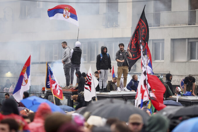 Do srbskej metropoly prichádzajú na protikorupčný protest tisíce demonštrantov – FOTO