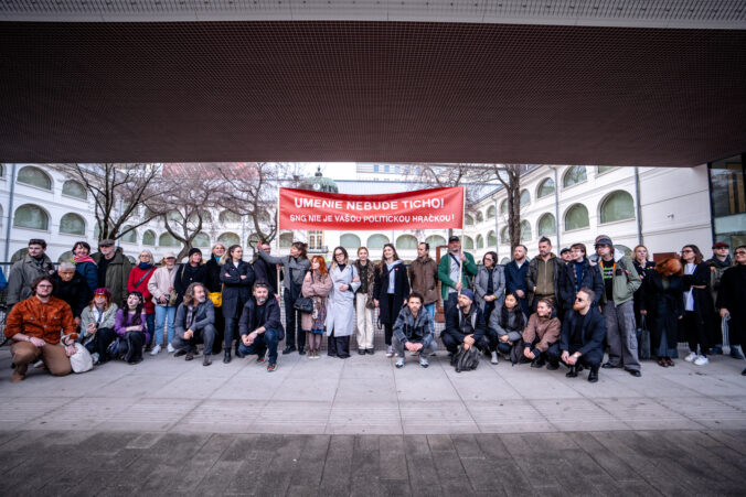 Výtvarná a kultúrna obec spustila pred SNG štafetový protest – FOTO