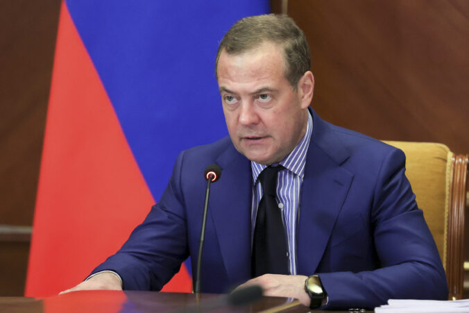 Medvedev označil Macrona a Starmera za špinavcov pre ich plán mierových síl na Ukrajine