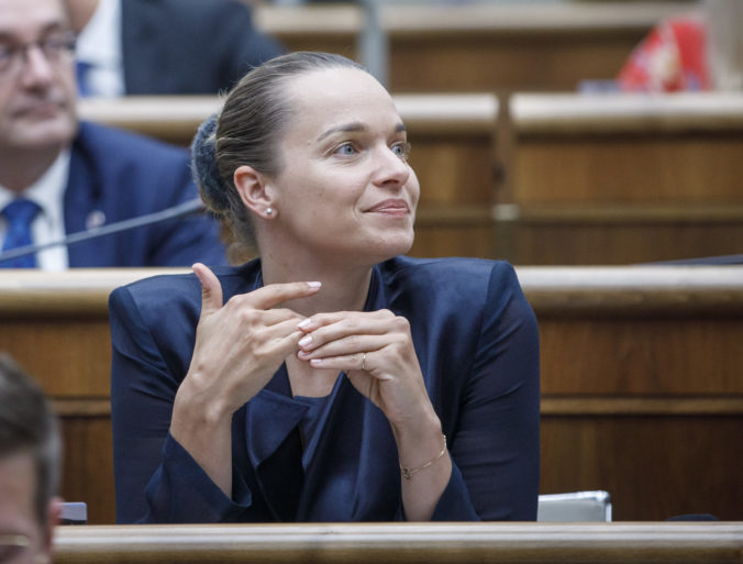 Tabaková skončila na ministerstve športu, Huliak označil jej prácu za trápne a primitívne statusy – VIDEO Tabaková skončila na ministerstve športu, Huliak označil jej prácu za trápne a primitívne statusy – VIDEO
