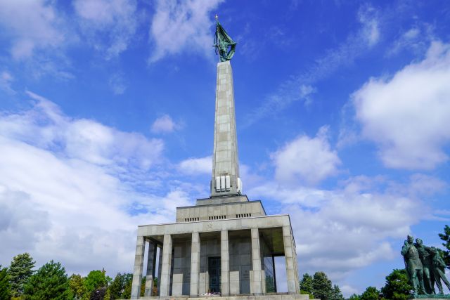 Pri príležitosti 80. výročia oslobodenia Bratislavy si padlých na Slavíne uctili aj Ukrajinci