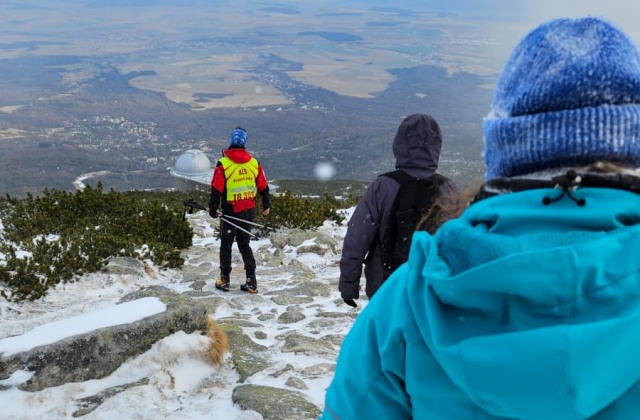 Horskí záchranári pomáhali českým turistom nad Skalnatým plesom, prekvapilo ich zhoršujúce sa počasie Horskí záchranári pomáhali českým turistom nad Skalnatým plesom, prekvapilo ich zhoršujúce sa počasie