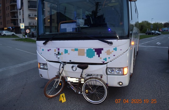 Vážna nehoda v Dunajskej Strede. Cyklistka po zrážke s autobusom bojuje v nemocnici o život – FOTO Vážna nehoda v Dunajskej Strede. Cyklistka po zrážke s autobusom bojuje v nemocnici o život – FOTO