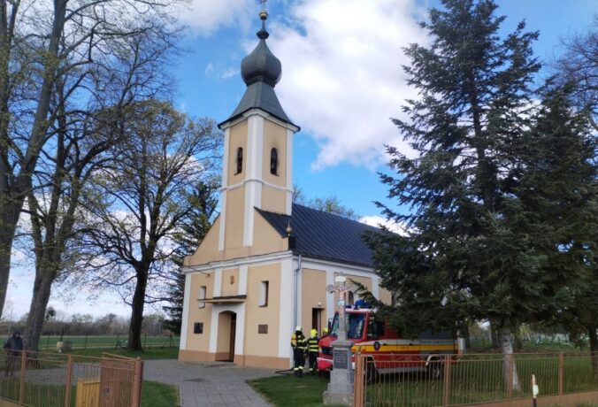 Hasiči zasahujú pri požiari kostolnej veže pri Michalovciach, prístup im sťažoval aj spadnutý strom – FOTO