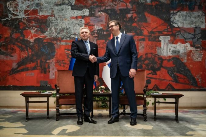 Krajiny EÚ sa nesprávajú demokraticky. Potrebujeme vážnu diskusiu o dianí v Srbsku či na Slovensku, tvrdí Fico – FOTO Krajiny EÚ sa nesprávajú demokraticky. Potrebujeme vážnu diskusiu o dianí v Srbsku či na Slovensku, tvrdí Fico – FOTO