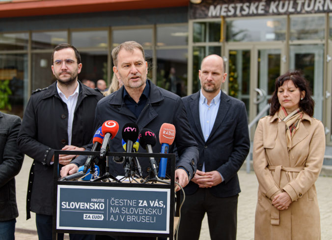 Polícia zasahovala u viacerých poslancov hnutia Slovensko, na ich adresách mala byť bomba Polícia zasahovala u viacerých poslancov hnutia Slovensko, na ich adresách mala byť bomba