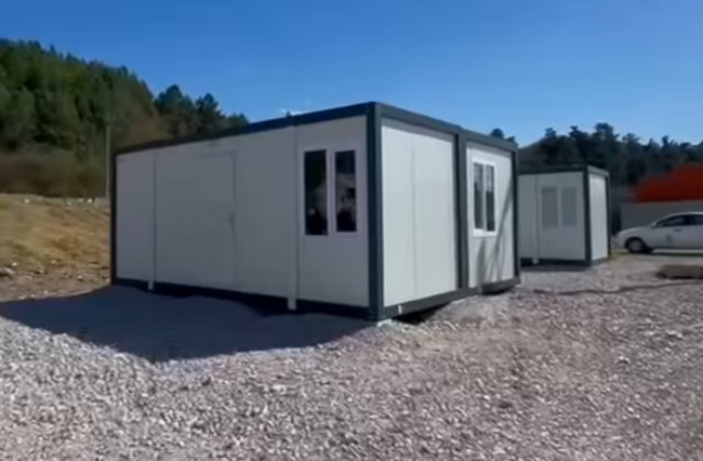 Na mieste po tragickom požiari vo Veľkom Šariši umiestnili sedem nových unimobuniek – VIDEO Na mieste po tragickom požiari vo Veľkom Šariši umiestnili sedem nových unimobuniek – VIDEO