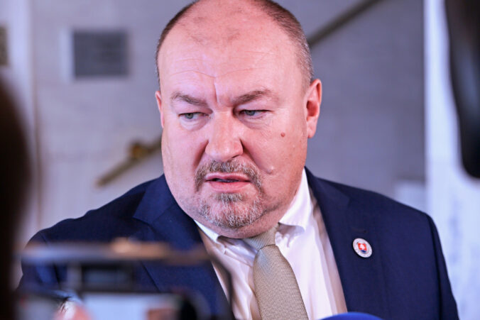 Huliak kritizoval postoj Danka k transakčnej dani, podľa neho sú jeho výhrady len detinské gesto