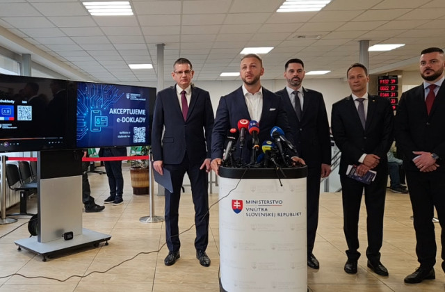 Doklady v mobile sú už realitou, Eštokovo ministerstvo sprístupnilo potrebné aplikácie – VIDEO Doklady v mobile sú už realitou, Eštokovo ministerstvo sprístupnilo potrebné aplikácie – VIDEO
