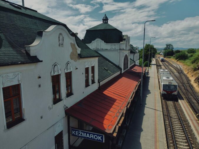 Historická budova železničnej stanice v Kežmarku bude mať novú strechu, na obnovu čakala niekoľko rokov Historická budova železničnej stanice v Kežmarku bude mať novú strechu, na obnovu čakala niekoľko rokov