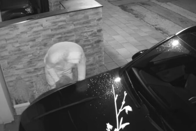 Polícia hľadá páchateľov, ktorí v Galante podpálili auto aj rodinný dom – VIDEO