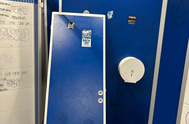 Slovanisti na štadióne v Trnave zdemolovali toaletu, polícia eviduje celkovo desať incidentov- FOTO Slovanisti na štadióne v Trnave zdemolovali toaletu, polícia eviduje celkovo desať incidentov- FOTO