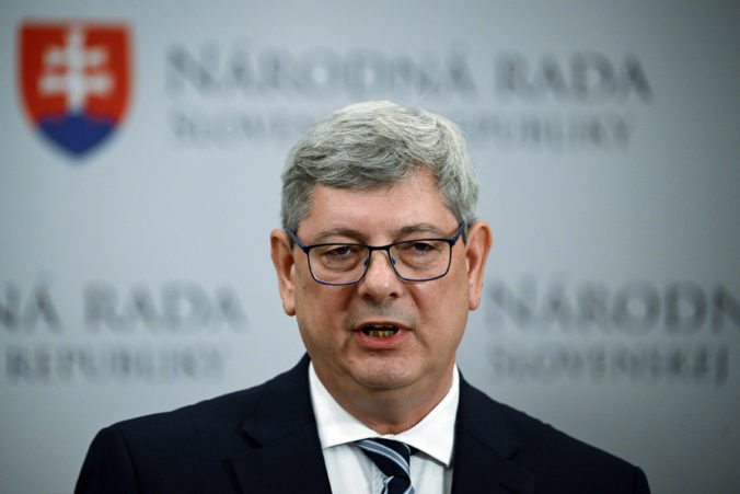 Najvyšší súd mal vyššie ohodnotenie zamestnancov vyrokovať s rezortom financií, tvrdí Suskovo ministerstvo