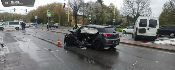 Auto sa zrazilo s nákladiakom, 64-ročný vodič nehodu neprežil – FOTO Auto sa zrazilo s nákladiakom, 64-ročný vodič nehodu neprežil – FOTO