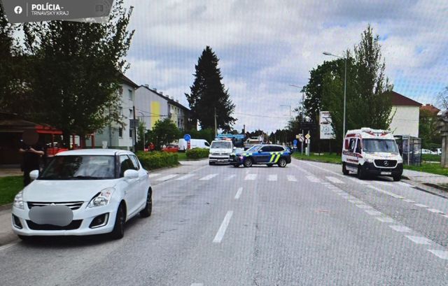 Auto zachytilo muža priamo na priechode pre chodcov, polícia apeluje na vodičov – FOTO Auto zachytilo muža priamo na priechode pre chodcov, polícia apeluje na vodičov – FOTO