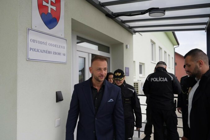 Policajti z obvodného oddelenia v Drienove sa dočkali nových priestorov, pribudla aj prístavba