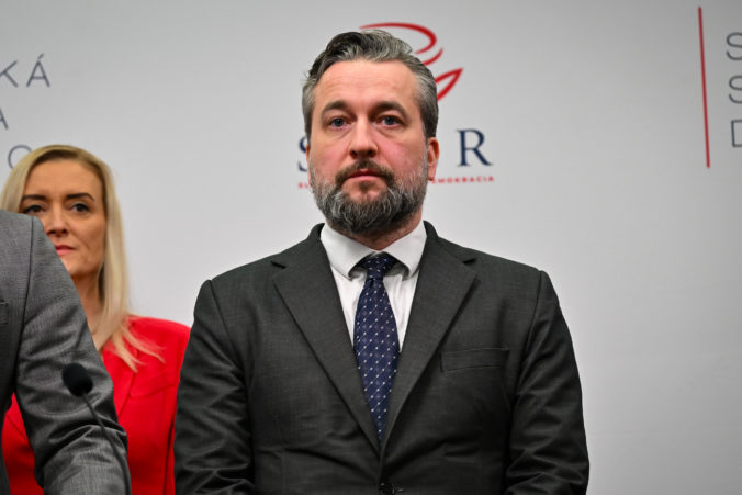 Podporuje extrémistov a útočí na spravodlivosť, podľa protifašistického hnutia Blaha podkopáva základy demokracie Podporuje extrémistov a útočí na spravodlivosť, podľa protifašistického hnutia Blaha podkopáva základy demokracie