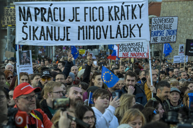 Slováci budú protestovať proti „ruskému“ zákonu, prezidentovi Pellegrinimu adresovali výzvu
