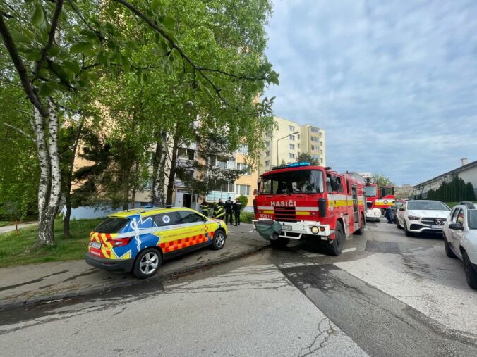 Hasiči zasahujú pri požiari bytu v Košiciach, evakuovať museli desiatky ľudí – FOTO Hasiči zasahujú pri požiari bytu v Košiciach, evakuovať museli desiatky ľudí – FOTO