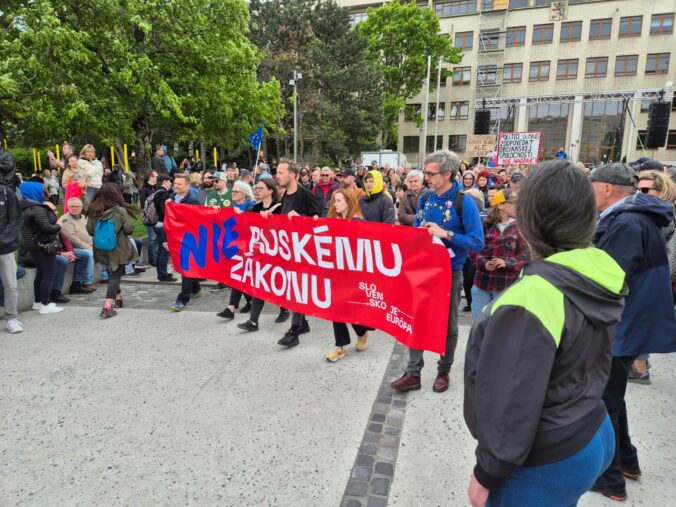 Účastníci zhromaždenia Slovensko je Európa vyzývajú Pellegriniho, aby nepodpísal „ruský zákon“ – VIDEO, FOTO Účastníci zhromaždenia Slovensko je Európa vyzývajú Pellegriniho, aby nepodpísal „ruský zákon“ – VIDEO, FOTO