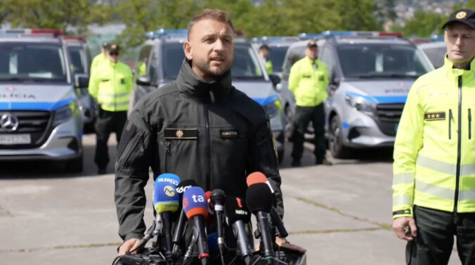 Unikátny dizajn a výbava ako z akčného filmu, polícia dostala nové Mercedesy za vyše 100-tisíc eur za kus – VIDEO Unikátny dizajn a výbava ako z akčného filmu, polícia dostala nové Mercedesy za vyše 100-tisíc eur za kus – VIDEO
