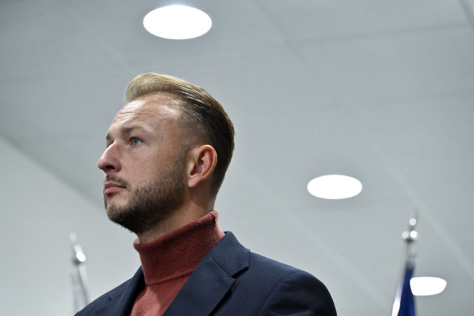 Eštokovo ministerstvo vypísalo tender na košele pre policajtov a hasičov, už nemusia byť zo škrupín kávových zŕn