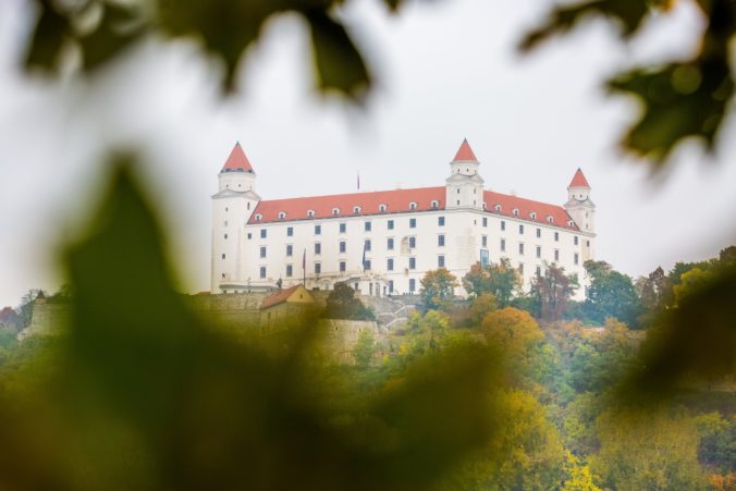 Bratislavský hrad bude na počesť pápeža Františka osvetlený jeho projekciou